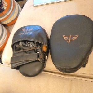 Jayefo Glorious Boxing Pads Focus Mitts for Training Punching Blocking Pad Black
